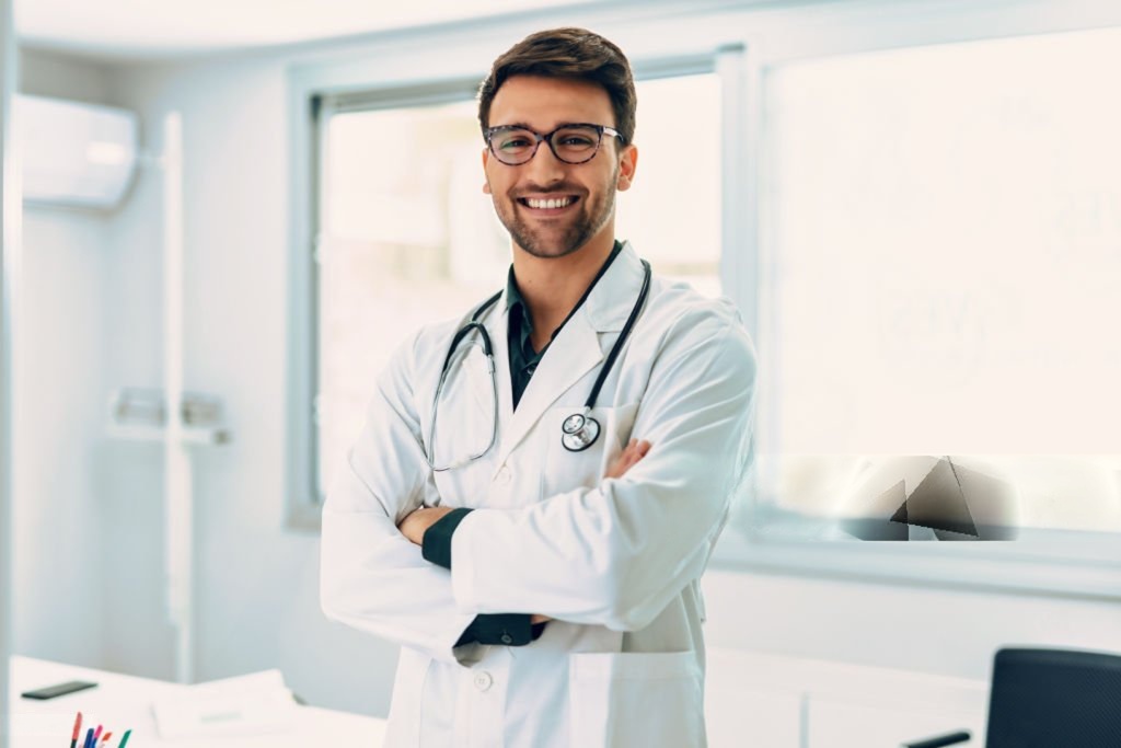 Professionnel de santé consultant son smartphone pour comparer son assurance RC Pro