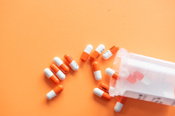 Pharmacien souriant au comptoir d'une officine moderne